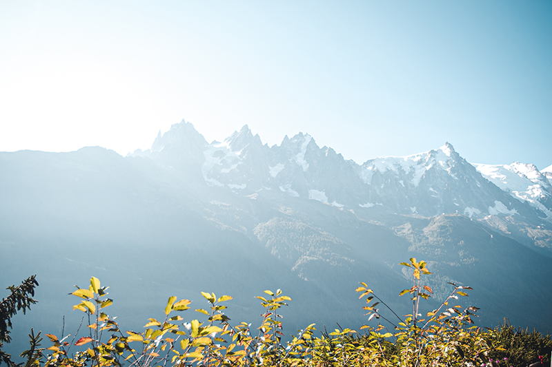 Trailrunner tijdens de UTMB Mont-Blanc ultratrail, hardlopend over alpiene paden rond de Mont Blanc.