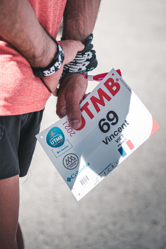 Hardlopers op de UTMB Mont-Blanc ultratrail, internationale deelnemers op een legendarisch bergparcours.