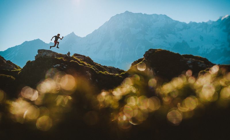 Trailrunner bereidt zich voor op UTMB Mont-Blanc ultratrail met gerichte training en materiaalcheck.