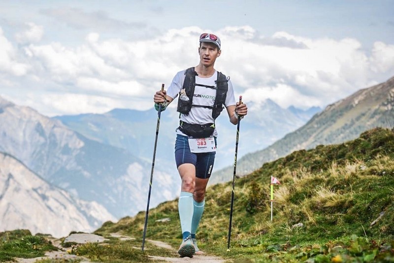 Trailrunner op UTMB-parcours met slim pacingplan en voedingstips om de finish te halen.