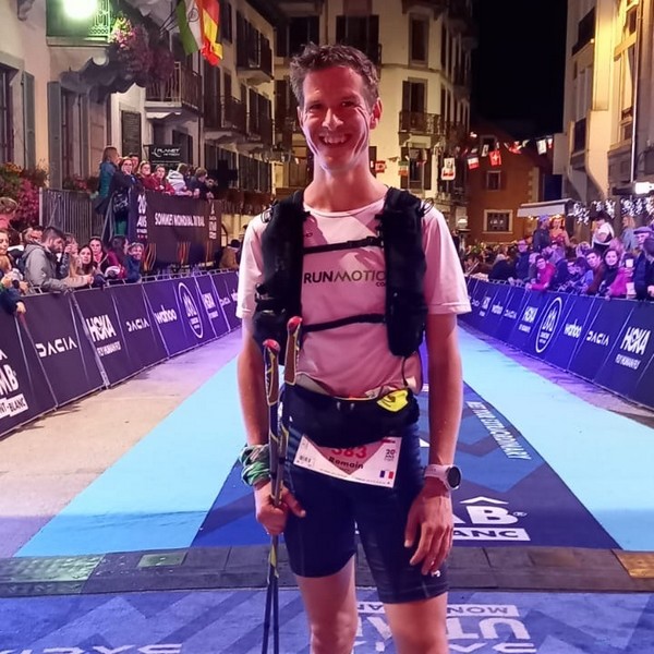 Trailrunner op het UTMB-parcours bij Vallorcine richting Chamonix, met pacing- en voedingstips tot de finish.