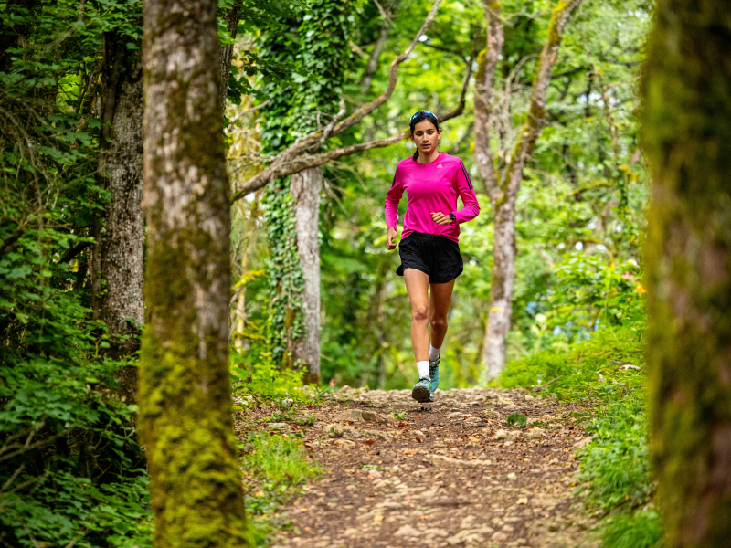 Vrouw die veilig hardloopt tijdens training, met slimme tips voor elke hardloopsessie buiten.
