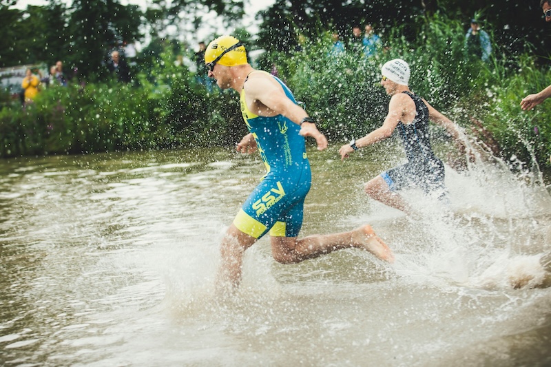 Triatleet bereidt voeding voor de triathlon om met volle energie te starten.