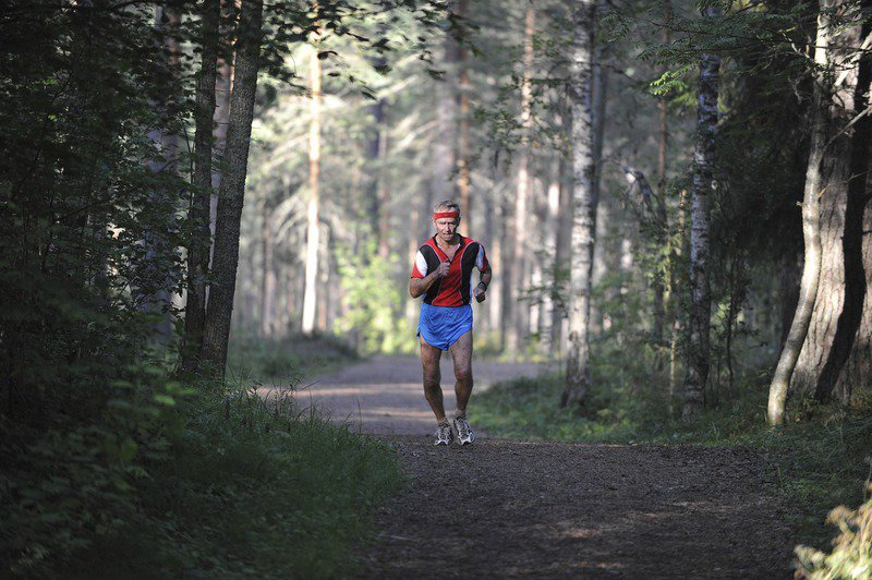 85-jarige hardloopster Deirdre Larkin viert wereldrecord op halve marathon tijdens inspirerende hardloopwedstrijd.