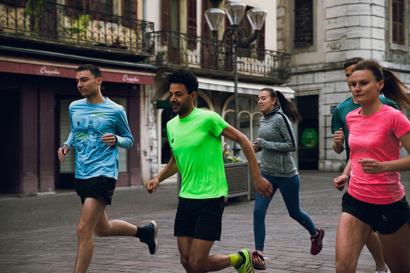 Hardloper volgt slim hardloopschema om 10 km in 55 minuten te lopen met tempo tips.