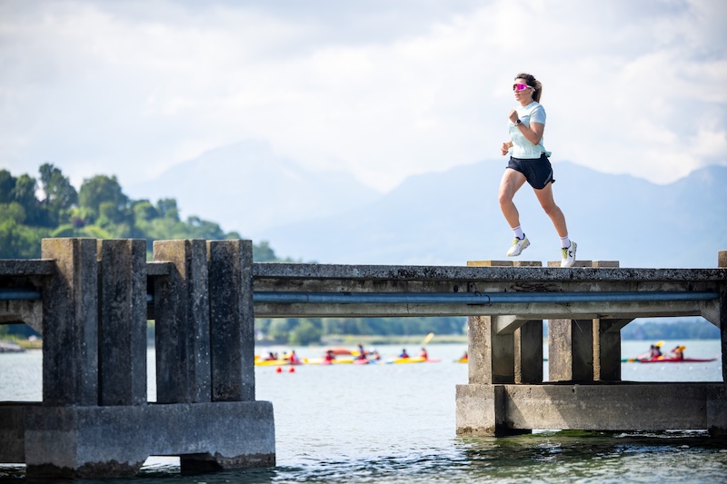 Loper traint voor 10 km onder 50 minuten met slim trainingsschema en vVO2max intervallen.