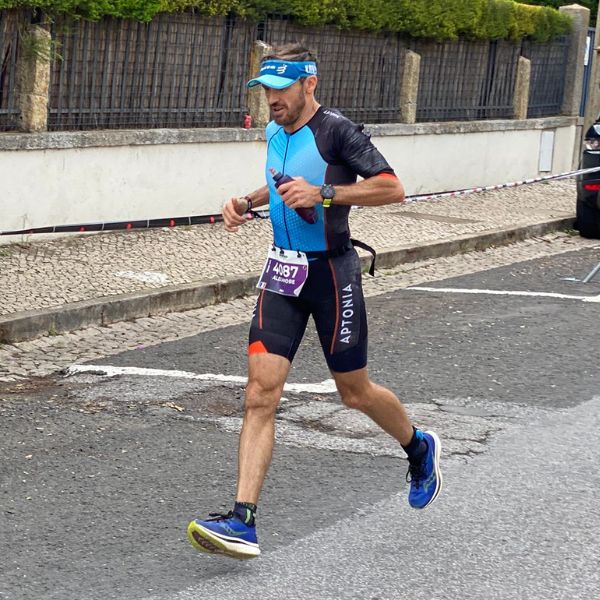 Alex finisht IRONMAN Portugal Cascais in 10u56 na zwemmen, fietsen en hardlopen.