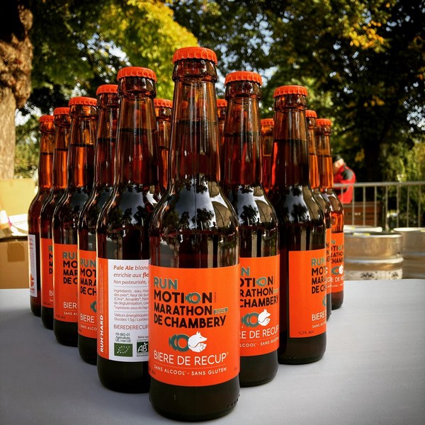 Duursporter drinkt bier na het sporten en onderzoekt het effect op herstel na een intensieve training.