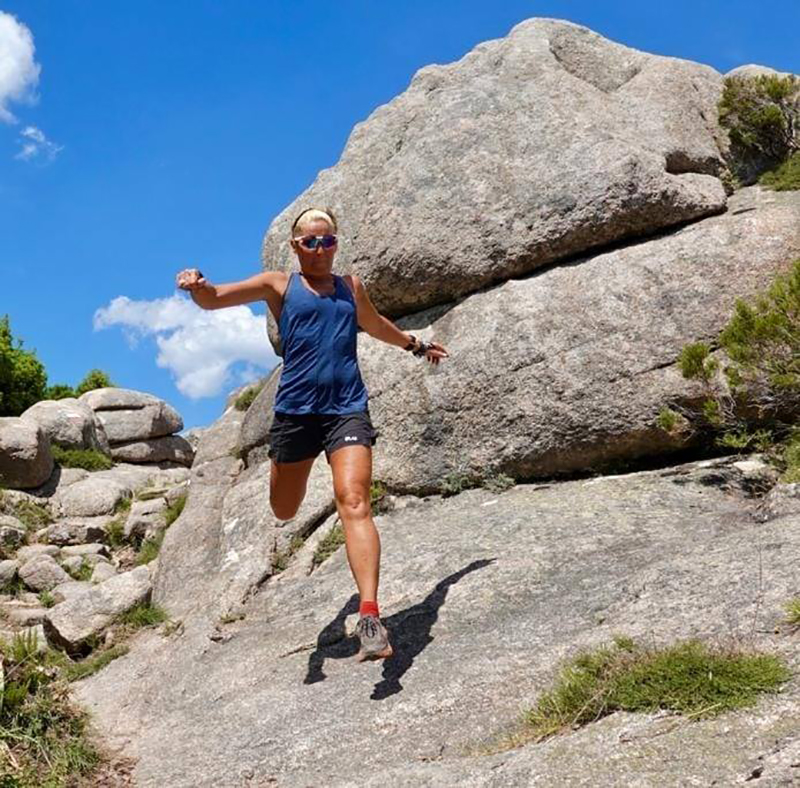Delphine finisht de CCC op UTMB tijdens een uitdagende trailrun in de bergen.