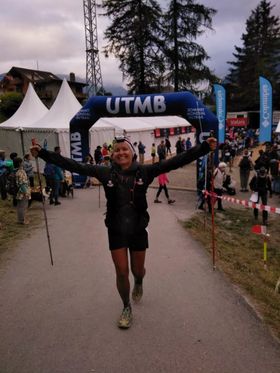 Delphine finisht de CCC op UTMB Mont Blanc tijdens een uitdagende trailrunning race in de bergen