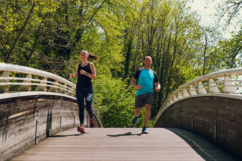 Beginnende hardloper traint voor de eerste 10 km en loopt vol vertrouwen naar de finish.