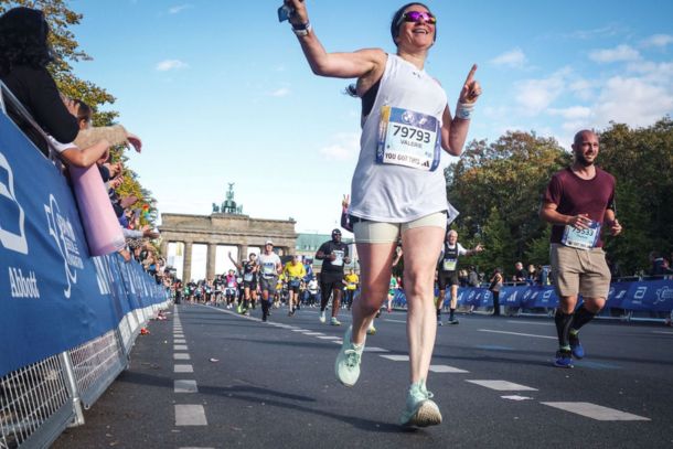 Valerie finisht op 54-jarige leeftijd haar eerste marathon tijdens de Marathon van Berlijn.