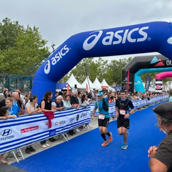 Loper tijdens zijn eerste trailrun van 56 km op de Ultra-Marin, op zoek naar een nieuwe uitdaging.