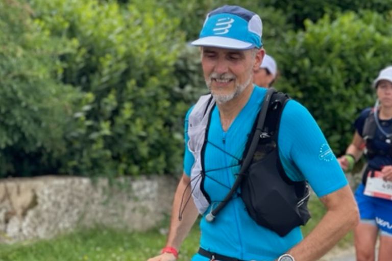 Loper tijdens eerste trailrun van 56 km op de Ultra-Marin, een uitdagende ultra trailrace.