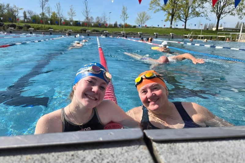 Atleet tijdens eerste triathlon op de AlpsMan met sterke finishtijd van 1u42 in de bergen