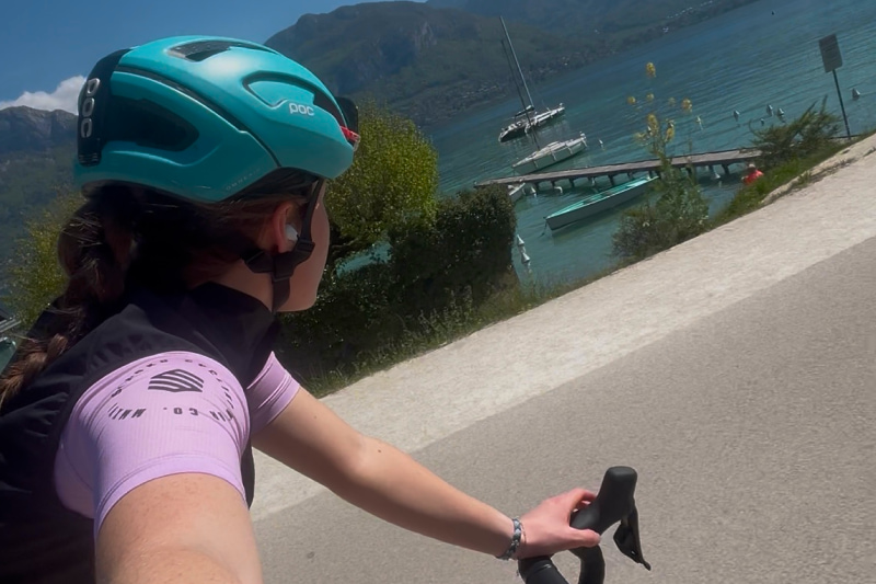 Atleet bereidt zich voor op eerste triathlon met zwemmen, fietsen en lopen richting AlpsMan.