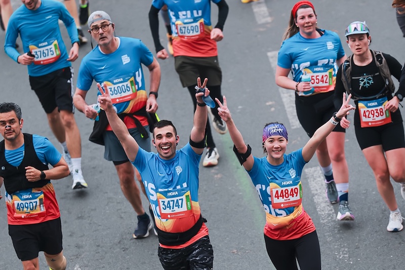 Hardloper tijdens de Halve Marathon Parijs 2027 met informatie over inschrijving en datum