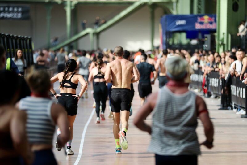 Atleet bouwt loopuithouding op tijdens Hyrox voorbereiding met gerichte duurtraining.