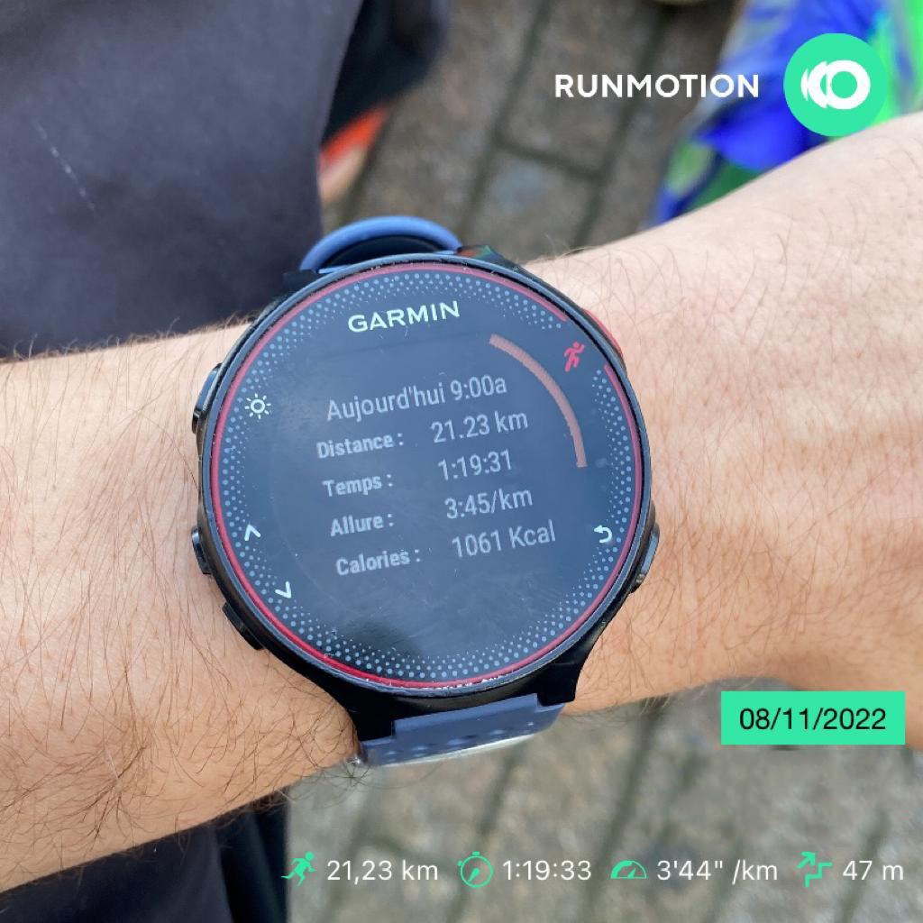 Matteo loopt de Lago Maggiore Halve Marathon en finisht sterk in een tijd onder 1 uur 20.