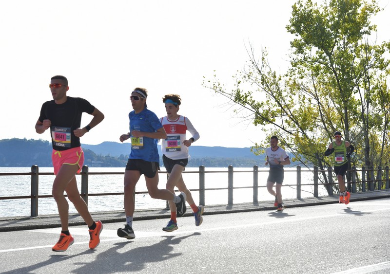 Matteo loopt de Lago Maggiore halve marathon en finisht sterk in een tijd onder 1u20.