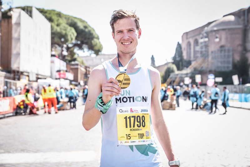 Romain Adam loopt sterk tijdens de Marathon van Rome op weg naar een eindtijd van 2u35.