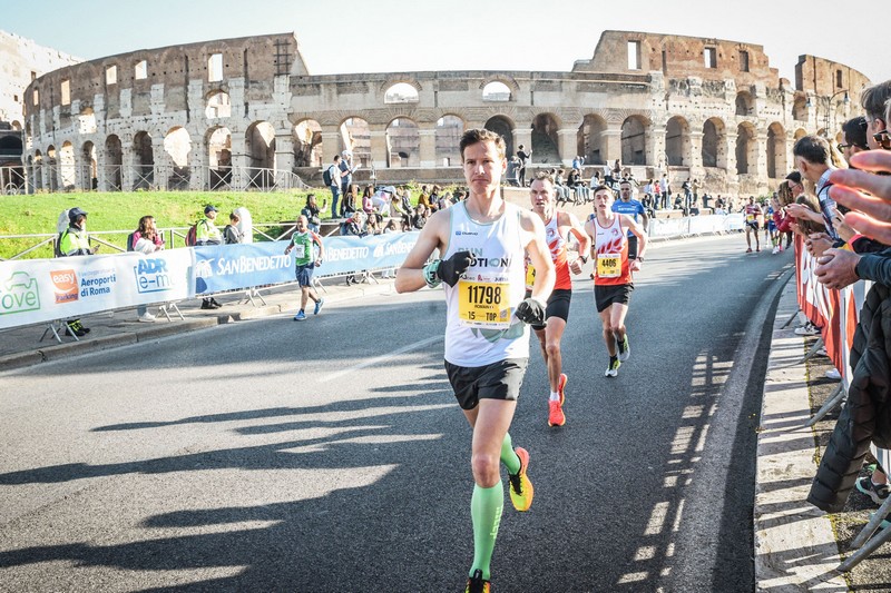 Romain Adam loopt de Marathon van Rome en finisht sterk in 2u35 tijdens een snelle hardloopwedstrijd.