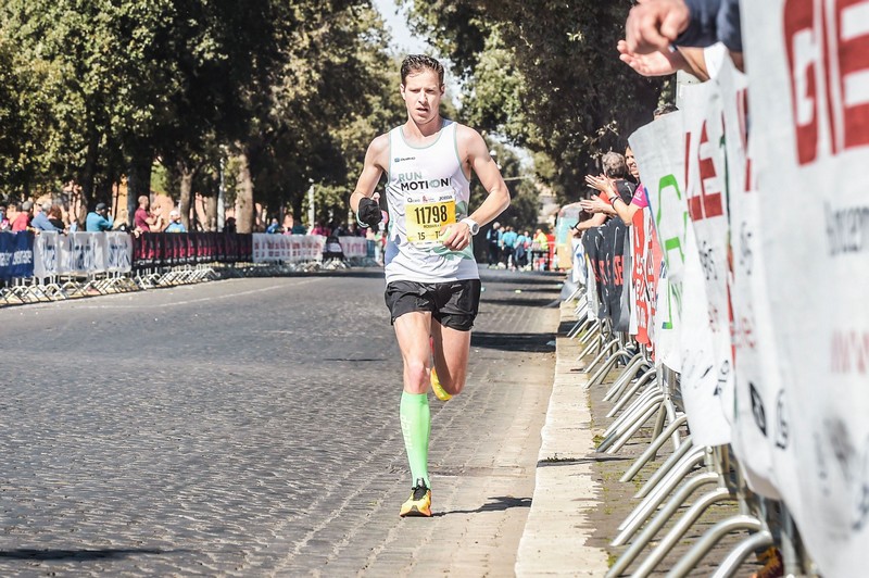 Romain Adam loopt sterk tijdens de Marathon van Rome op weg naar een tijd van 2u35.