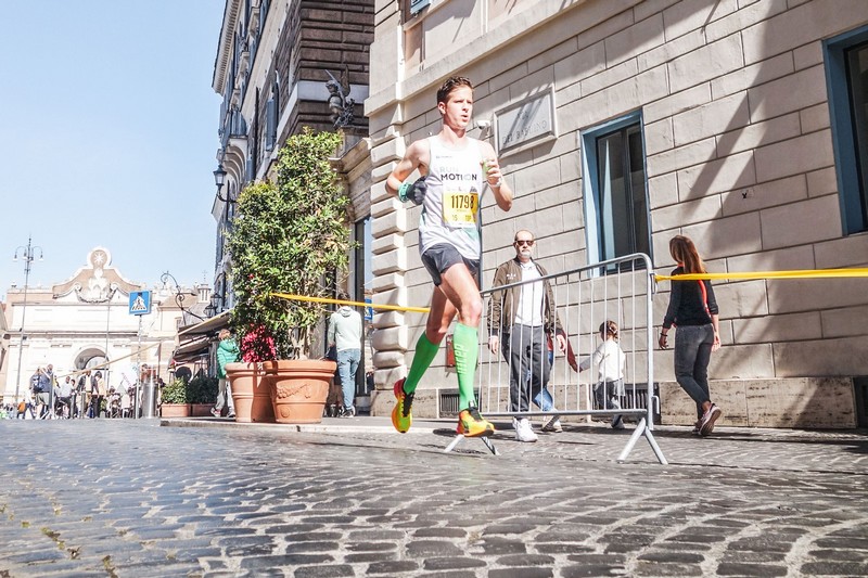 Romain Adam loopt sterk tijdens de Marathon van Rome en finisht de hardloopwedstrijd in 2u35.