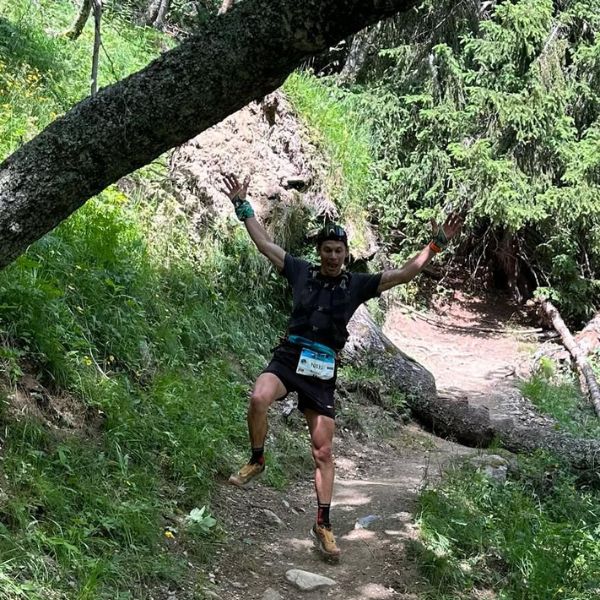 Nico finisht zijn eerste ultra-trail van 90 km du Mont-Blanc in de bergen.