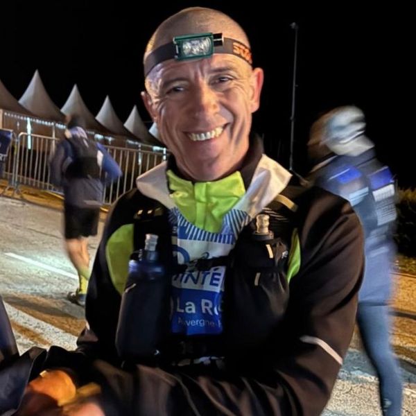 Trailrunner finisht de SaintéLyon 82 km met heupprotheses tijdens een zware nachtelijke ultratrail.