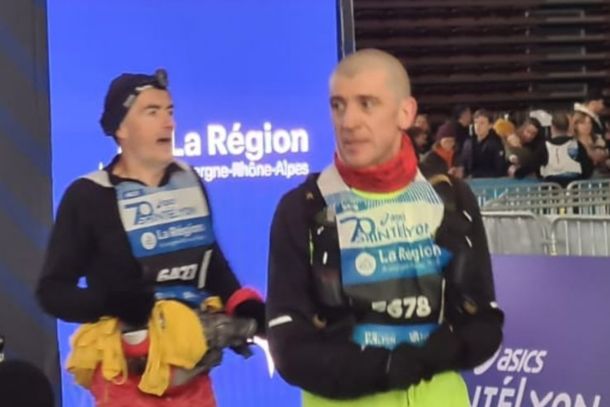 Trailrunner finisht de SaintéLyon van 82 km met heupprotheses tijdens een zware ultratrail.
