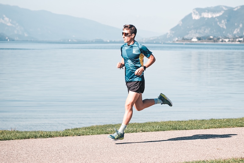 Hardloper voert intervaltraining uit op de baan voor een snellere 10 km wedstrijd.