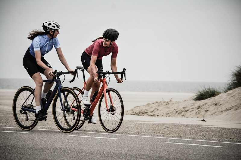 Triatleet fietst sneller tijdens een triatlon dankzij zeven praktische tips voor training, houding en tempo.