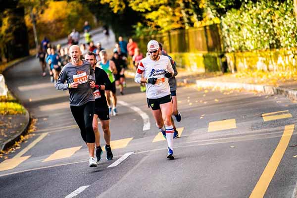 Thomas loopt de 20 km van Geneve en finisht onder 1 uur 20 tijdens een sterke wedstrijd.