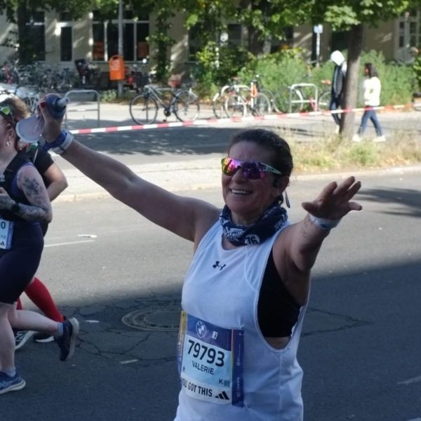 Valérie finisht op 54-jarige leeftijd de Marathon van Berlijn, een inspirerend moment in hardlopen en marathon.