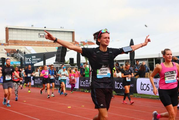 Loper traint van 10 km naar de Marathon van Amsterdam in 3 uur 54.