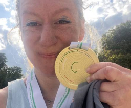 Vanessa finisht haar eerste Marathon van Parijs, een inspirerend moment in hardlopen en marathonlopen.