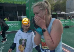 Vanessa finisht haar eerste Marathon van Parijs na een sterke hardloopprestatie in de iconische stadsrace.
