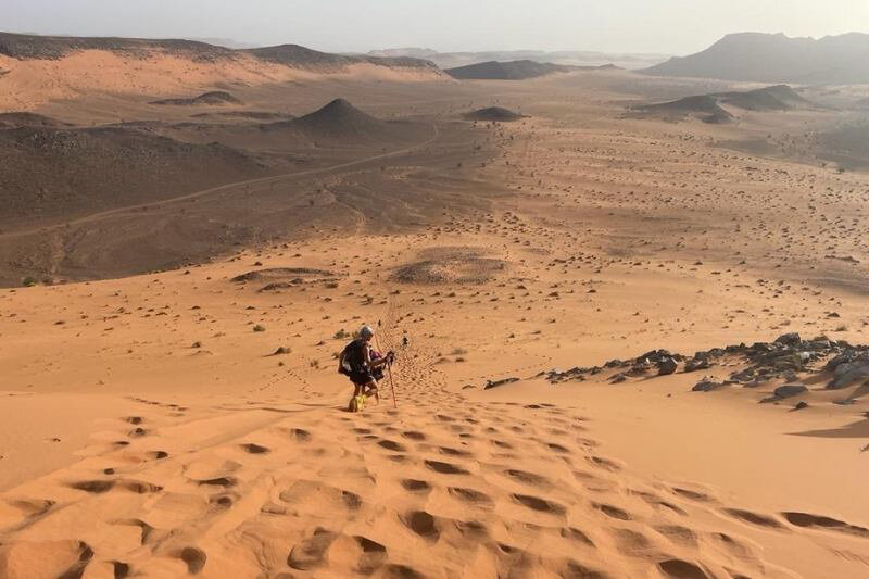Vincent loopt naar een top vijf plaats tijdens de uitdagende Marathon des Sables.
