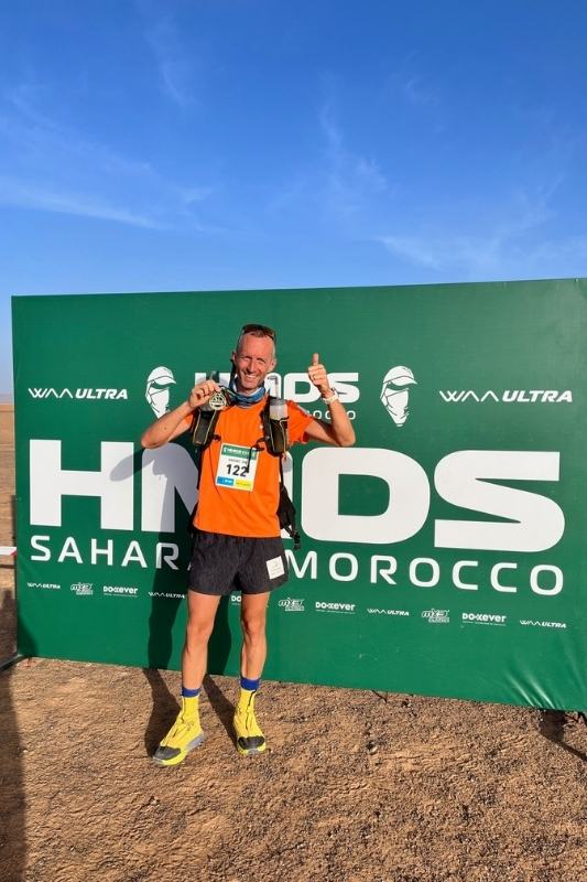 Vincent loopt naar een top 5-klassering tijdens de zware Marathon des Sables in de woestijn.