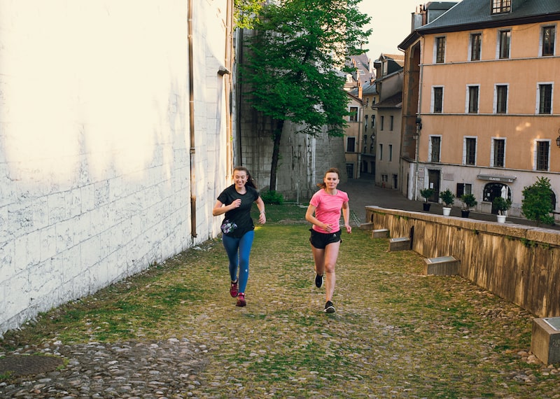 Illustratie van vrouwenhardlopen: van vroegere verboden tot deelname aan de marathon en moderne hardloopsport.