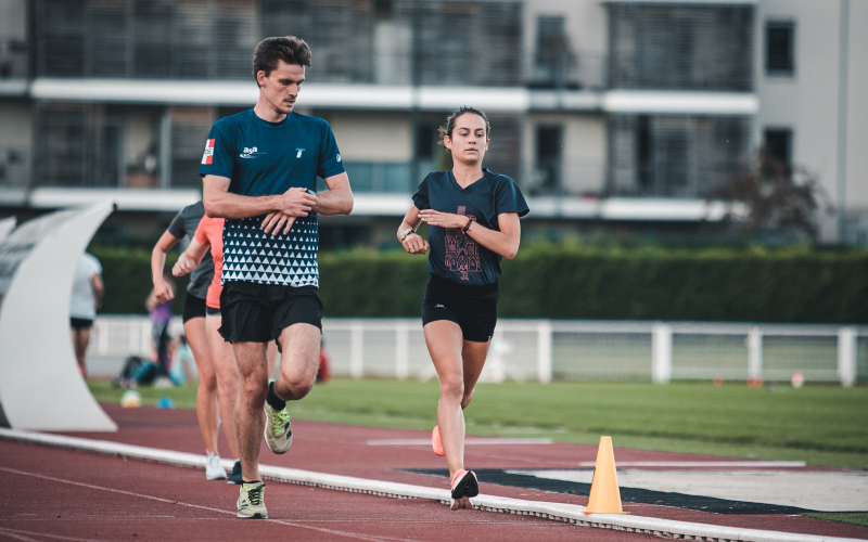 Hardloper tijdens vVO2max-training; toont vier veelgemaakte fouten die progressie en snelheid kunnen remmen.