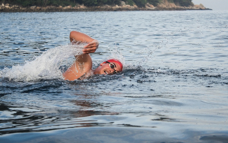 Triatleet zwemt vol vertrouwen in open water tijdens voorbereiding op een triathlon.