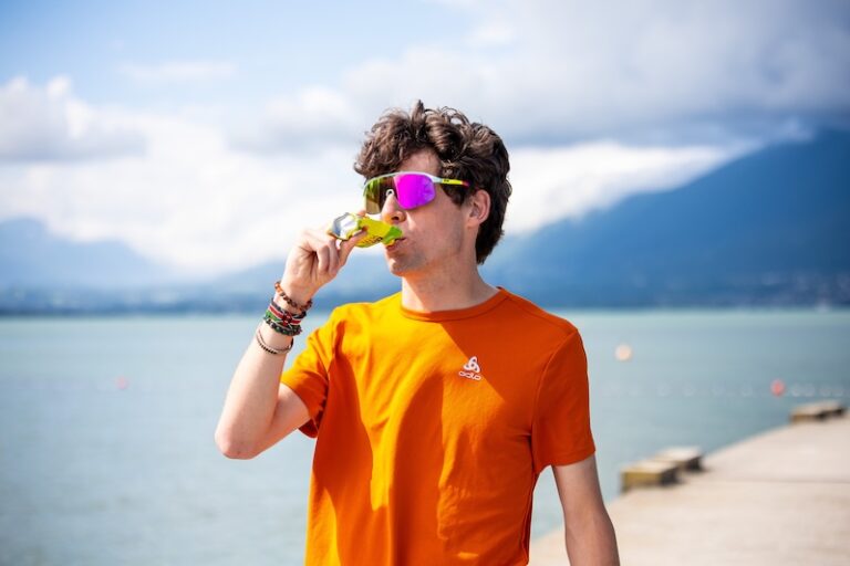 Hardloper neemt een energiegel bij het meer