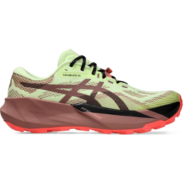 Trailrunner draagt de beste trailrunning schoenen voor lange afstanden tijdens een bergachtig parcours in 2026.
