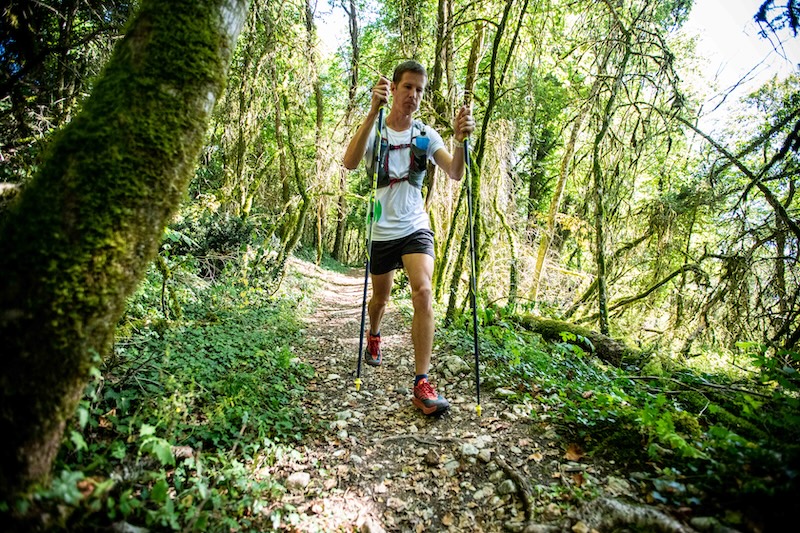 Trailrunner draagt comfortabele trailrunning schoenen voor lange afstanden op een technisch bergpad