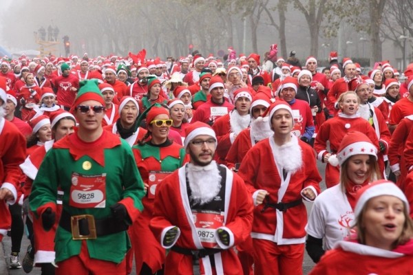 Hardloper blijft fit tijdens de feestdagen met een ontspannen training in de winterse buitenlucht