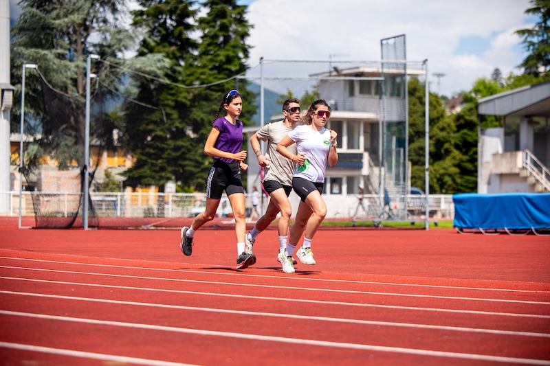 Hardloper traint op het juiste tempo om sneller en efficiënter te lopen