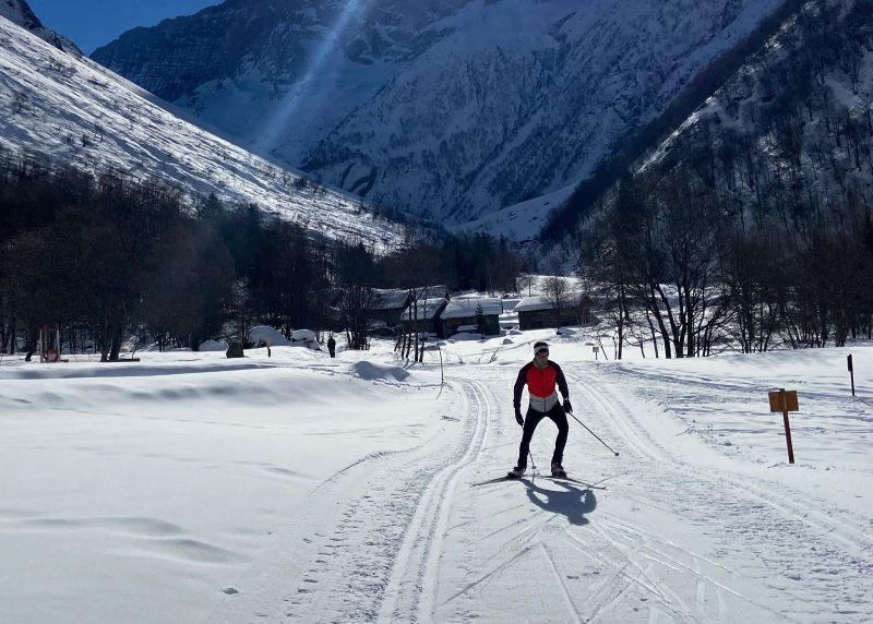 Hardloper traint met langlaufen voor betere conditie, kracht en duurvermogen in de winter.