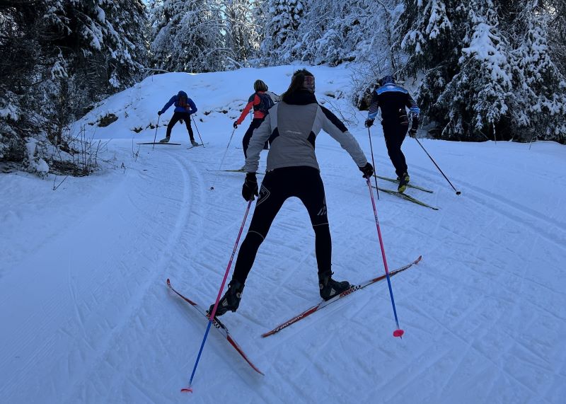 Hardloper traint met langlaufen voor meer kracht, conditie en winterse duurfitness.
